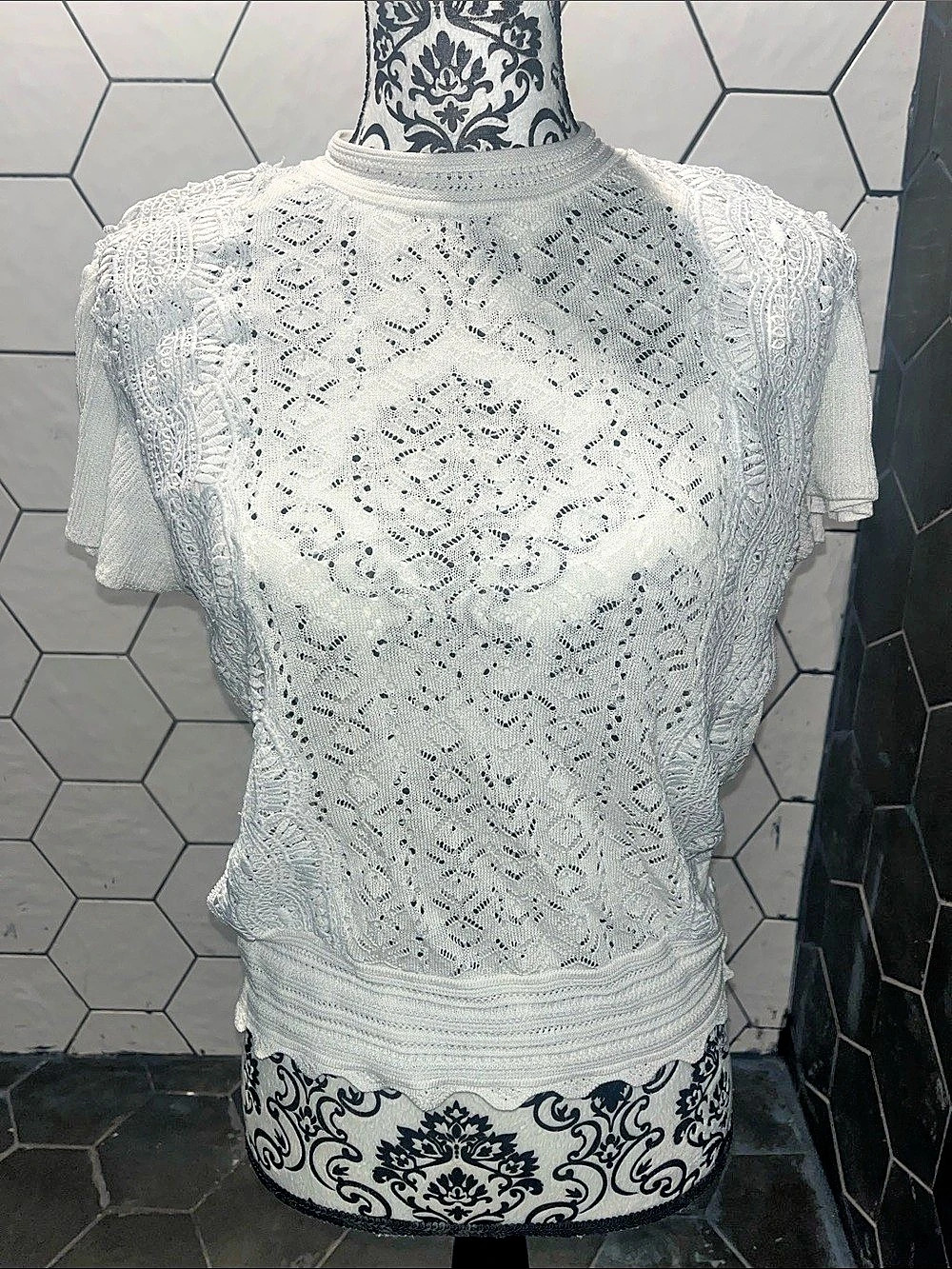 Forever 21 Lace Short Sleeve Top in White Size Large Like New